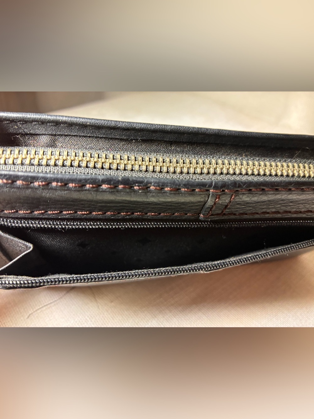 Fossil Black Genuine Leather Zip Around Wallet Keyhole Logo Organizer 8x4 - Picture 9 of 10